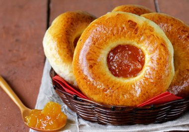 Tatlı olarak portakal reçelli çörek.