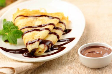 Kahvaltı için tatlı, geleneksel, ince krepler.