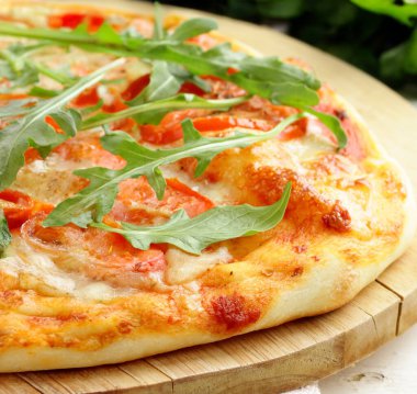 Domates ve fesleğenli geleneksel pizza.