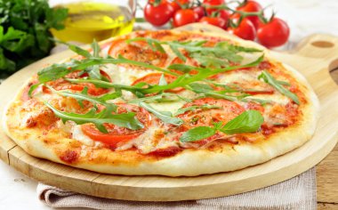 Domates ve fesleğenli geleneksel pizza.