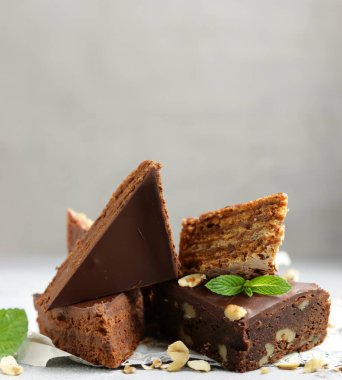 Çikolatalı cevizli pasta, çikolatalı tatlı.