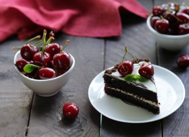 Taze böğürtlenli pasta turtası.
