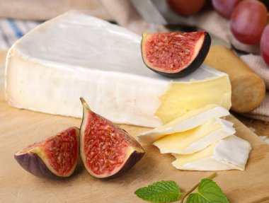 Brie Camembert peyniri ahşap bir tahtada