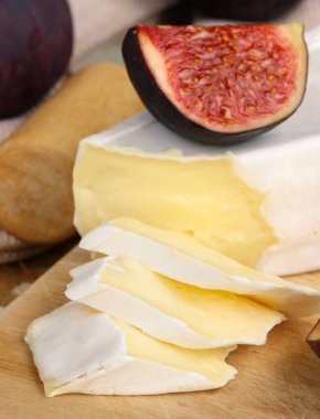 Brie Camembert peyniri ahşap bir tahtada