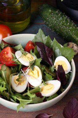 Sebzeli salata ve sağlıklı otlar.