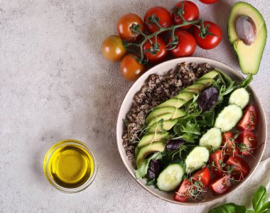 Sebzeli salata ve sağlıklı otlar.