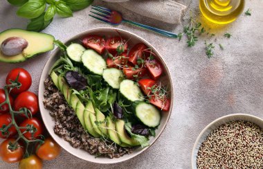 Sebzeli salata ve sağlıklı otlar.