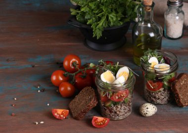 Sebze ve kinoa ile öğle yemeği için kavanozda salata