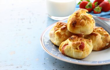 Tatlı olarak ev yapımı çörekler.