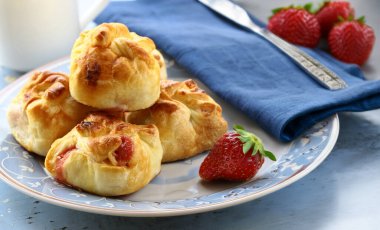 Tatlı olarak ev yapımı çörekler.