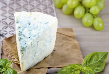Masadaki organik mavi peynirli gorgonzola rokforu.