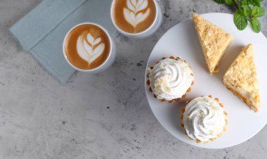 Kremalı mini kek sepeti.