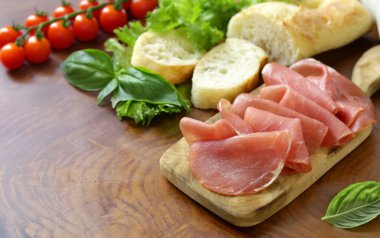 bir ahşap tahta üzerinde domuz jambon füme