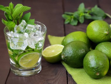 Bardakta buzlu mojito ve taze limon.