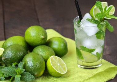 Bardakta buzlu mojito ve taze limon.