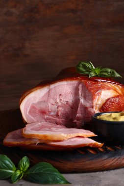 Hardallı ve lahanalı domuz budu.