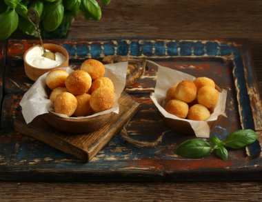Peynirli ve fesleğenli geleneksel İtalyan arancini.