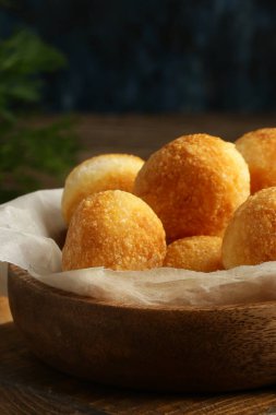 Peynirli ve fesleğenli geleneksel İtalyan arancini.
