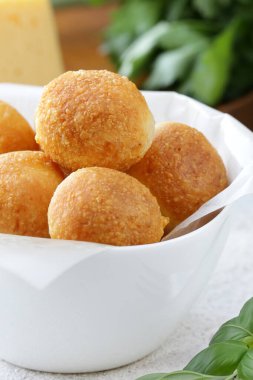 Peynirli ve fesleğenli geleneksel İtalyan arancini.