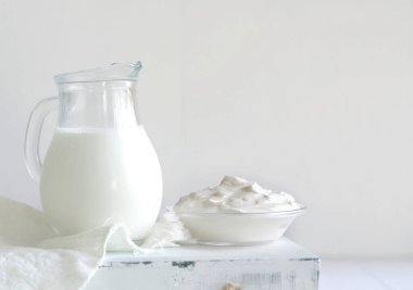 Süt ürünü sütü masanın üstünde.