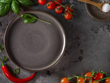 Fesleğen ve kiraz domatesli boş seramik yemek arka planı