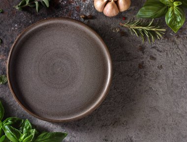 Fesleğen ve kiraz domatesli boş seramik yemek arka planı