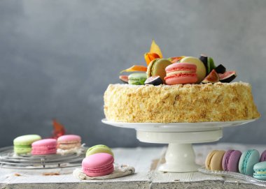 Tereyağlı ve bademli Napolyon keki.