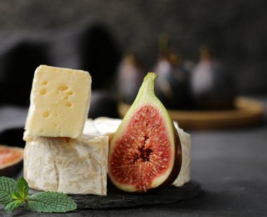 Brie Camembert peyniri kara tahtada