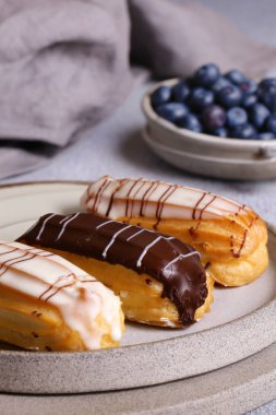 Geleneksel choux hamur tatlısı tabakta