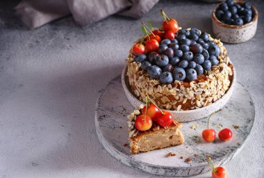 Böğürtlenli ve kremalı kek.