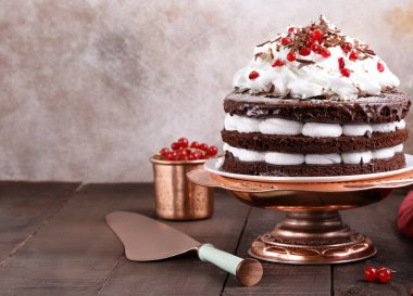 Böğürtlenli ve kremalı kek.