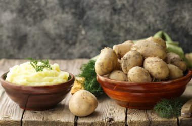 Tahta masada ezmek için organik taze patates.