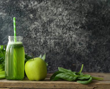 Şişe içinde elmalı ıspanak ve kereviz püresi