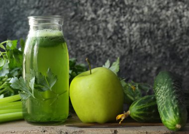 Şişe içinde elmalı ıspanak ve kereviz püresi