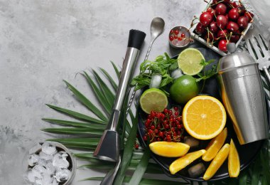 Kokteyl karıştırıcı ve meyve meyveli yaz içecekleri.