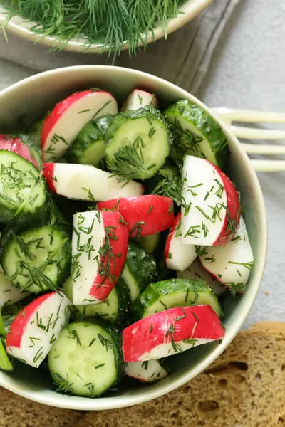 Ev yapımı turplu, dereotlu ve salatalı salata.