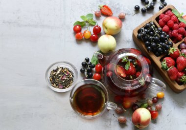 Çaydanlıkta taze meyveli çay.