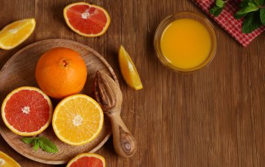 Organik portakallardan taze portakal suyu.