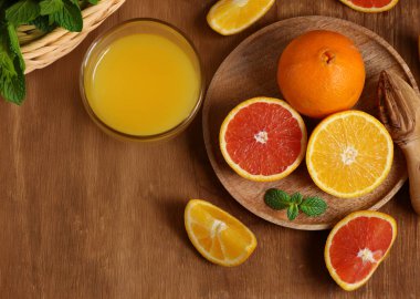 Organik portakallardan taze portakal suyu.