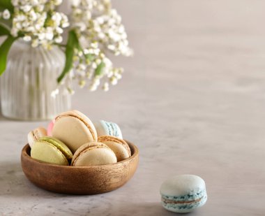 Tatlı olarak masanda bir kase kurabiye var.