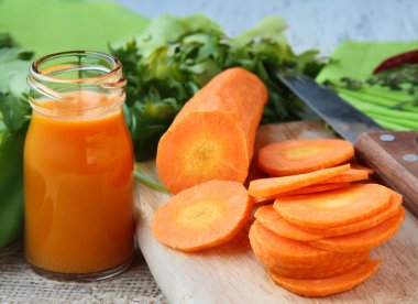 taze organik havuç ve havuç suyu.