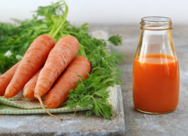 taze organik havuç ve havuç suyu.