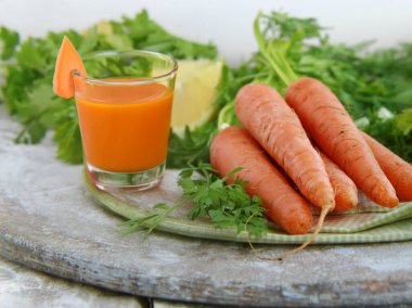 taze organik havuç ve havuç suyu.