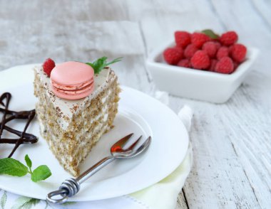 Taze böğürtlen ve badem kurabiyeli tatlı.