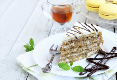 Taze böğürtlen ve badem kurabiyeli tatlı.