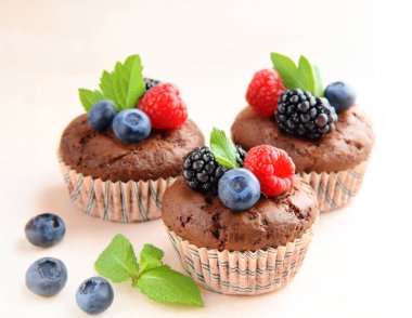 Tatlı olarak da böğürtlenli ev yapımı kek.