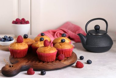 Tatlı olarak da böğürtlenli ev yapımı kek.