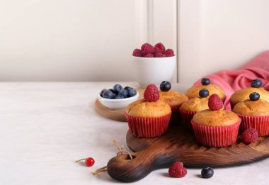 Tatlı olarak da böğürtlenli ev yapımı kek.