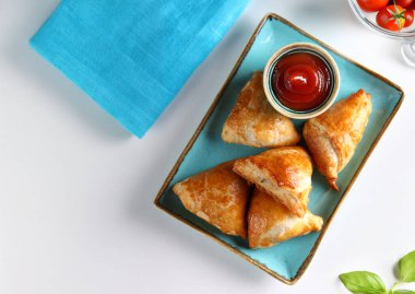 Soslu mini samsa atıştırmalıkları.