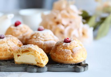 Geleneksel choux hamur tatlısı tabakta